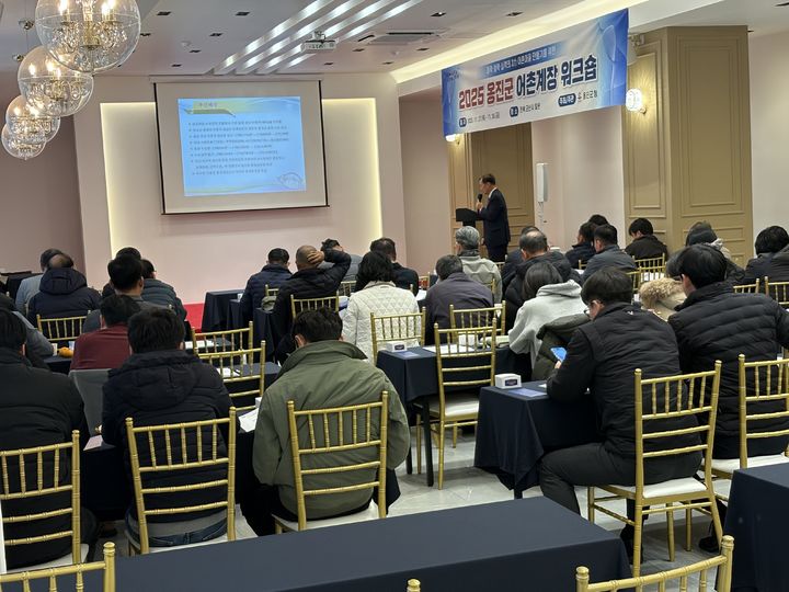 인천 옹진군 관계 공무원이 군산시를 찾아 수산업 발전 전략을 공유하고 있다.(사진=군산시 제공) *재판매 및 DB 금지