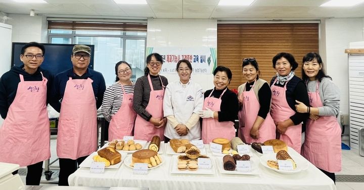 [산청=뉴시스] 경남 산청군 제과기능사 자격증반 교육. (사진=산청군 제공) 2025.11.28. photo@newsis.com *재판매 및 DB 금지