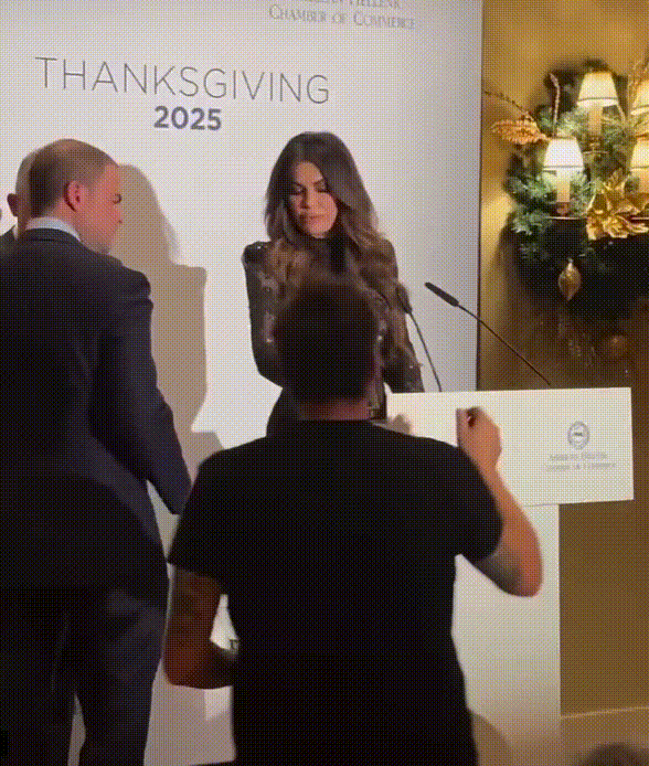 [뉴시스]킴벌리 길포일이 아테네에서 열린 추수감사절 공식 만찬에서 몸매가 드러나는 옷을 입고 등장했다. (영상 = X 갈무리) *재판매 및 DB 금지