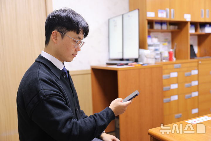 [서울=뉴시스] 한 남성이 피부진단 AI 모델 'ModelDerm'(모델더마톨로지)를 통해 피부질환 여부를 테스트하고 있다. (사진= 독자 제공)