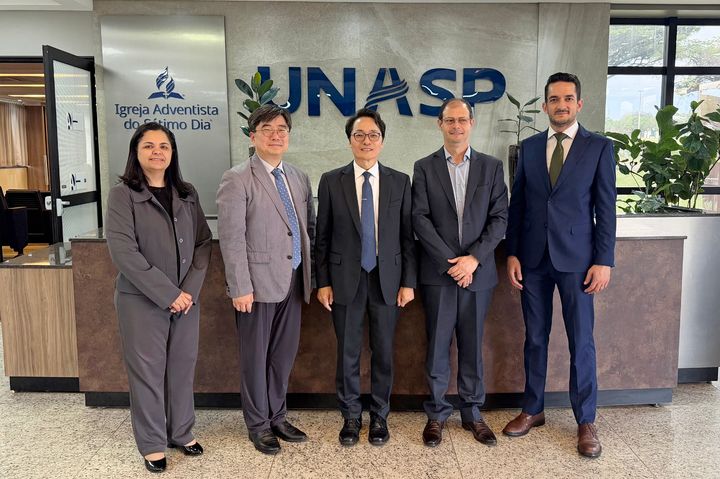 [서울=뉴시스] 삼육대 제해종 총장(가운데)과 정성진 브랜드전략본부장(왼쪽에서 두 번째)이 브라질 상파울루 삼육대(UNASP)를 방문해 관계자들과 기념촬영을 하고 있다. (사진=삼육대 제공) 2025.11.28. photo@newsis.com *재판매 및 DB 금지