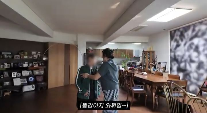 [서울=뉴시스] 배우 이병헌, 이민정 부부의 아들 이준후 군이 이병헌 어머니를 만난 모습. (사진=유튜브 채널 '이민정 MJ' 캡처) 2025.11.28. photo@newsis.com *재판매 및 DB 금지