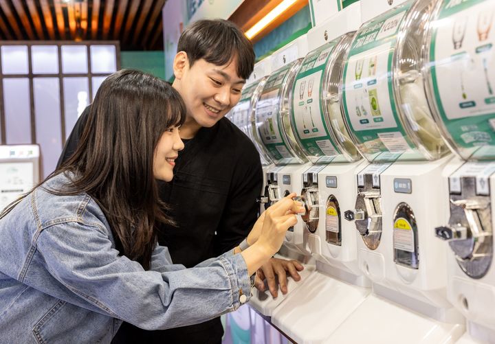 [서울=뉴시스] 새로 가챠삽 굿즈 가챠존에서 팝업스토어 체험에 나선 고객들의 모습. (사진=롯데칠성음료 제공) *재판매 및 DB 금지