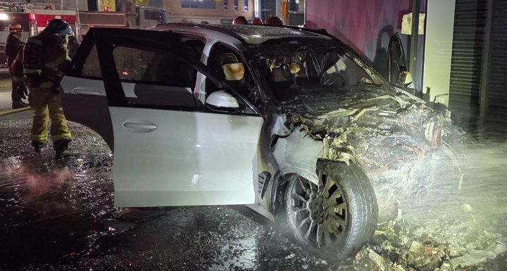 [울산=뉴시스] 박수지 기자 = 28일 오전 울산 남구 달동 한 주차장에 서 있던 하이브리드 차량에서 불이나 소방당국이 사고를 수습하고 있다. (사진=울산소방본부 제공) 2025.11.28. photo@newsis.com *재판매 및 DB 금지