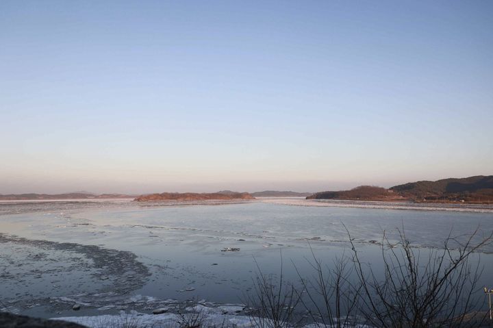 [서울=뉴시스] 조선시대 물때 기록의 기준인 김포 조강(祖江) 일대 (사진=국가유산청 제공) 2025.11.28 photo@newsis.com *재판매 및 DB 금지