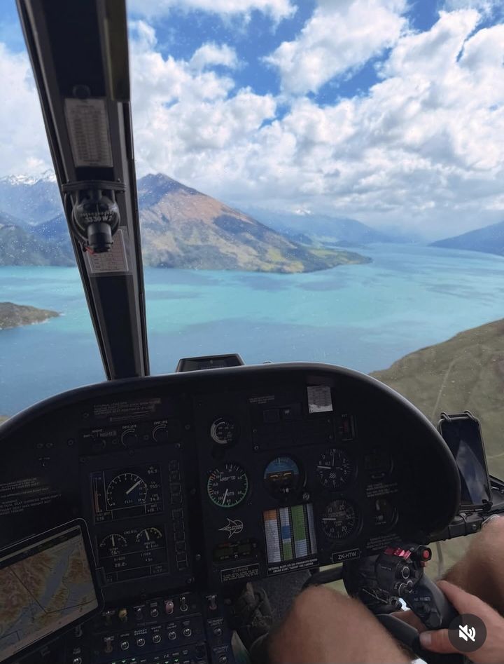 [서울=뉴시스] 개그맨 박수홍 아내 김다예가 VR 장비를 착용한 채 공군기 조종 체험에 나섰다. (사진=김다예 인스타그램 캡처) 2025.11.28. photo@newsis.com *재판매 및 DB 금지