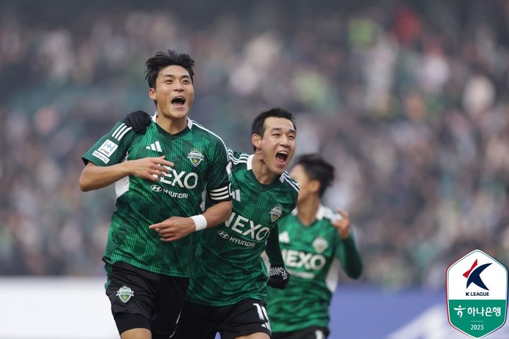 [서울=뉴시스]K리그1 전북 우승 주역 박진섭. (사진=한국프로축구연맹 제공)