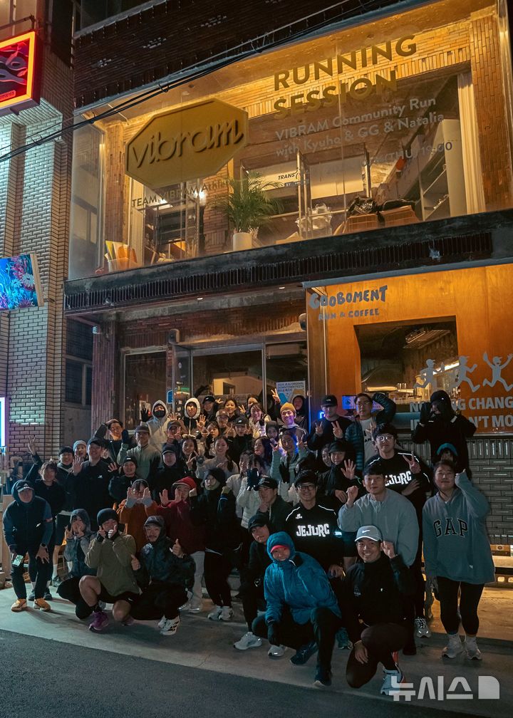 [제주=뉴시스] 27일 오후 원도심 시티런 행사에 참여한 러너들이 기념사진을 촬영하고 있다. (사진=구보 제공) 2025.11.28. photo@newsis.com