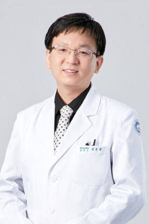 [서울=뉴시스] 메디컬에이아이는 지난 26일 서울 서초구 가톨릭대학교 성의교정옴니버스파크 플렌티컨벤션에서 열린 '2025년 의료데이터 중심병원 성과교류회'에서 권준명 대표가 '보건의료데이터 활용 유공자'로 선정돼 장관표창을 받았다고 28일 밝혔다. (사진=메디컬에이아이 제공) 2025.11.28. photo@newsis.com *재판매 및 DB 금지