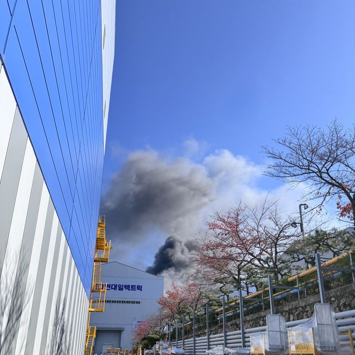 28일 오전 울산 HD현대일렉트릭 공장에 화재가 발생했다.(사진=제보자 제공). 2025.11.28. photo@newsis.com *재판매 및 DB 금지