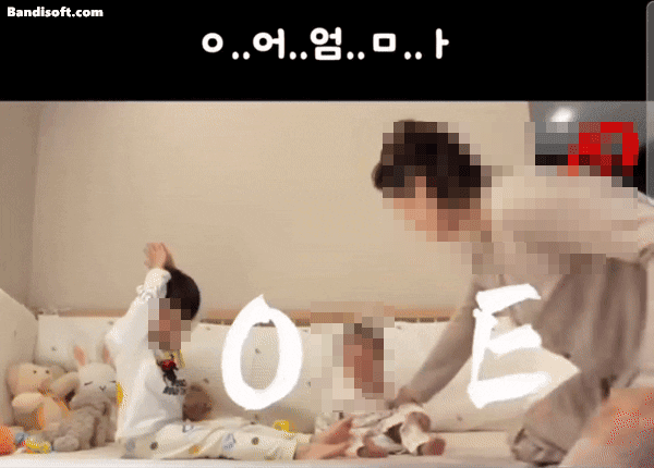 [뉴시스] 소셜미디어 스레드의 한 채널에 올라 온 영상. 엄마로 추정되는 인물이 'LOVE'라는 단어를 완성하기 위해 작은 아이를 발로 차 쓰러뜨리고 있다. (영상=스레드) 2025.11.27 *재판매 및 DB 금지