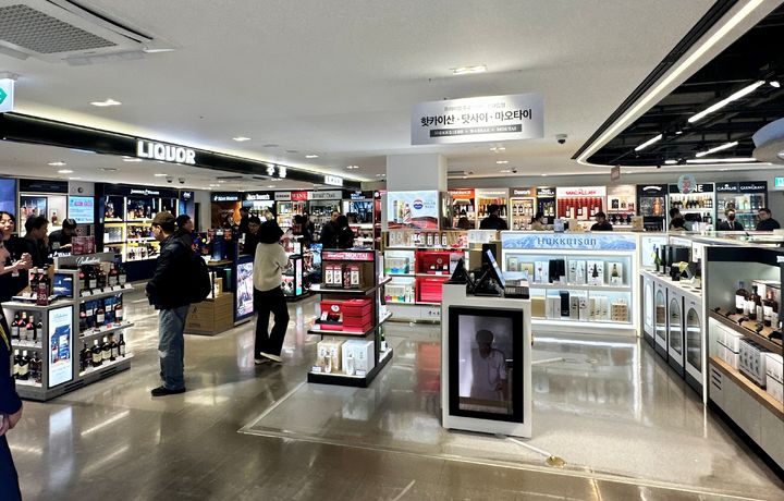 [제주=뉴시스] 28일 제주국제자유도시개발센터(JDC)가 운영하는 JDC면세점 제주공항점이 리뉴얼 공사를 마치고 새롭게 문을 열었다. (사진=JDC 제공) 2025.11.28. photo@newsis.com *재판매 및 DB 금지