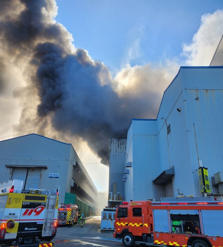 [울산=뉴시스] 박수지 기자 = 28일 오전 울산 동구 HD현대일렉트릭 공장에서 불이가 연기가 올라오고 있다. (사진=울산소방본부 제공) 2025.11.28. photo@newsis.com *재판매 및 DB 금지