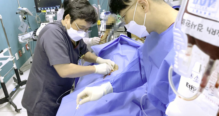 [천안=뉴시스] 충남권역외상센터 의료진이 외상성 심정지 환자에게 레보아 시술을 하고 있다.(사진=단국대학교병원 제공).2025.11.28. photo@newsis.com. *재판매 및 DB 금지