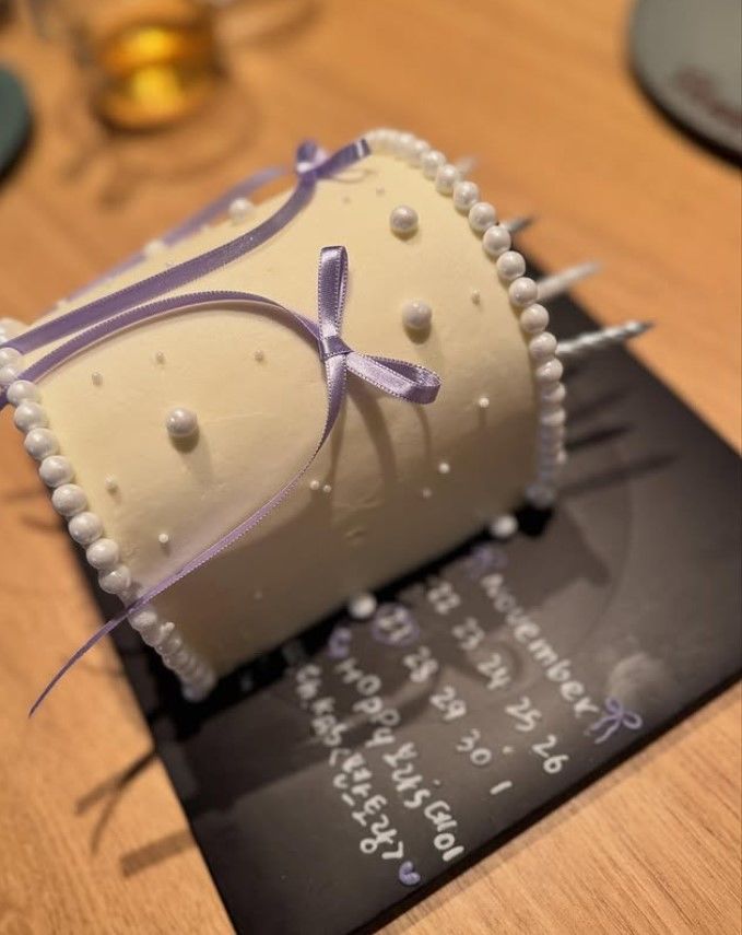 [서울=뉴시스] 남보라가 소셜미디어에 KBS 2TV '신상출시 편스토랑' 제작진이 보내준 케이크 인증샷도 올리며 "섬세하게 챙기는 편스의 그녀들, 감동. 그냥 모든 게 좋았던 하루"라고 소감을 덧붙였다. (사진=남보라 인스타그램) 2025.11.28. photo@newsis.com *재판매 및 DB 금지