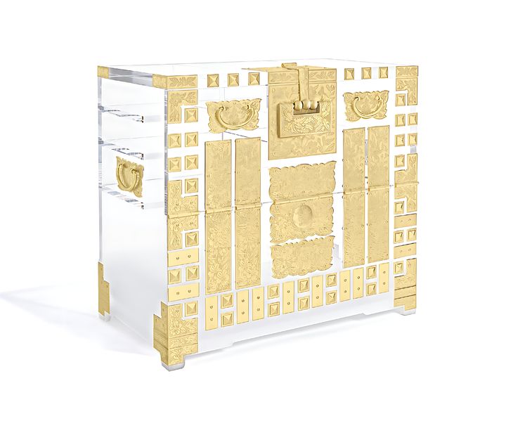 Kuho Jung, Chrysanthemum-Patterned Bandaji,2022,Plexi glass, Brass,70x66x40 cm, Courtesy of the artist, Photo: Grid 더페이지갤러리 제공. *재판매 및 DB 금지