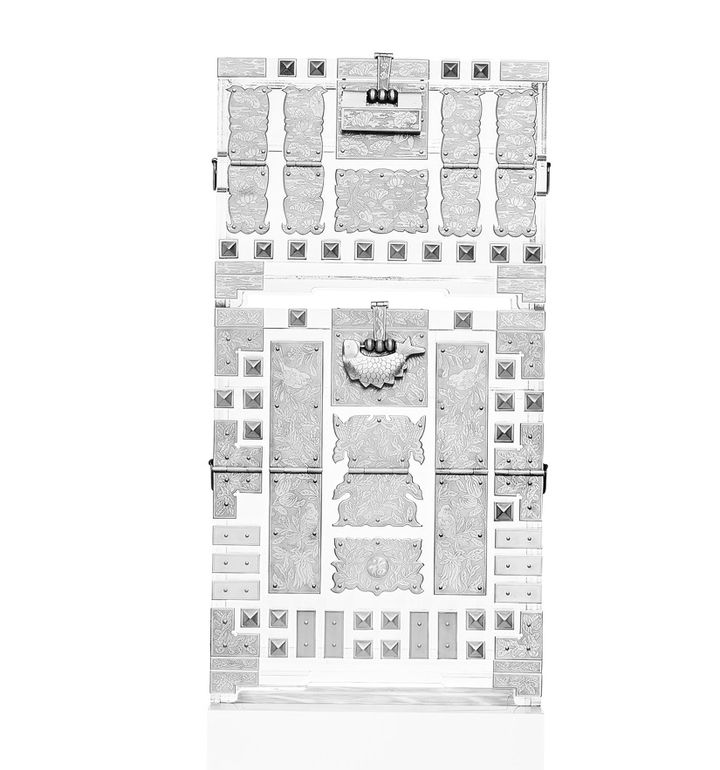 Kuho Jung, 2025, Bandaji 08, Plexi glass, White brass,50x98x22cm,Courtesy of the artist *재판매 및 DB 금지