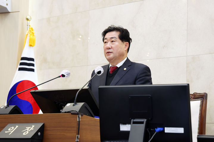 [밀양=뉴시스] 허홍 경남 밀양시의회 의장이 제269회 제2차 정례회 제1차 본회의를 개회하고 있다. (사진=밀양시 제공) 2025.11.28. photo@newsis.com *재판매 및 DB 금지