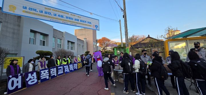 [합천=뉴시스] 경남 합천군 여성폭력추방주간합동캠페인. (사진=합천군 제공) 2025.11.28. photo@newsis.com *재판매 및 DB 금지