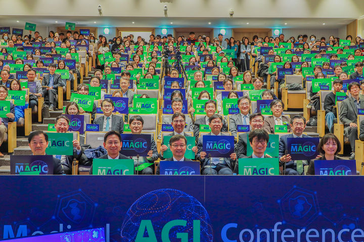 [서울=뉴시스] 네이버는 서울대병원과 협력해 한국어 기반 의료 특화 LLM 'Kmed.ai'를 28일 공개했다. 이날 서울 종로구 서울대병원에서 열린 '메디컬 범용의료인공지능(AGI) 행사'에서 (왼쪽부터) 이형훈 보건복지부 제2차관, 배경훈 과학기술부총리, 김영태 서울대병원장, 이해진 네이버 이사회 의장, 최수연 네이버 대표 등이 기념 촬영을 하고 있다. (사진=네이버 제공) *재판매 및 DB 금지