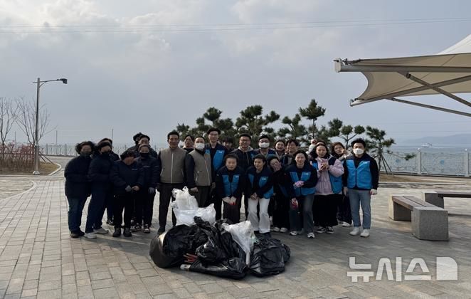 [서울=뉴시스] 국립인천해양박물관·인천중구시설관리공단 합동 플로깅.