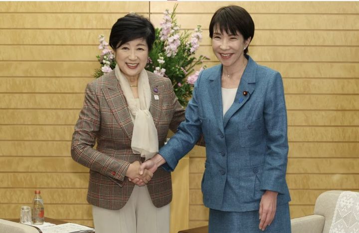 [서울=뉴시스]고이케 유리코 도쿄도지사(왼쪽) 지난 19일 다카이치 고이케 일본 총리를 예방한 모습. (사진출처: AERA 홈페이지 캡처) 2025.11.28.