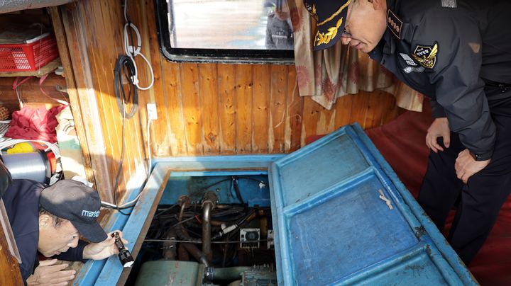 [부산=뉴시스] 부산해양경찰서는 지난 27일부터 이틀간 동절기 화재사고 대비를 위한 낚시어선 및 파출소 현장점검을 실시했다고 28일 밝혔다. (사진=부산해경 제공) 2025.11.28. photo@newsis.com *재판매 및 DB 금지