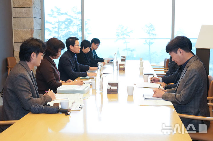 [포천=뉴시스] 임종훈 포천시의회 의장이 지난 27일 오전 힐마루 관광단지 사업장을 방문해 내부시설과 추진 상황을 점검하고, 사업자 측에 책임 있는 약속 이행을 요구하고 있다. (사진=포천시의회 제공) 2025.11.28 photo@newsis.com