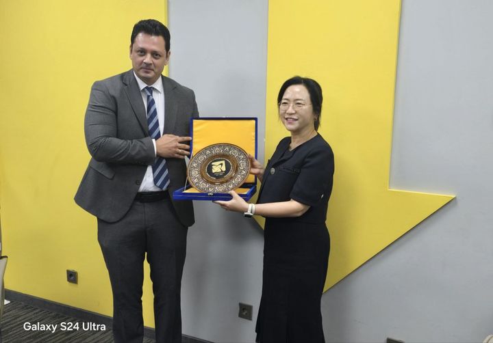 누슬란 우즈인포컴 이사와 신현경 아크릴 부대표. (사진=아크릴) *재판매 및 DB 금지