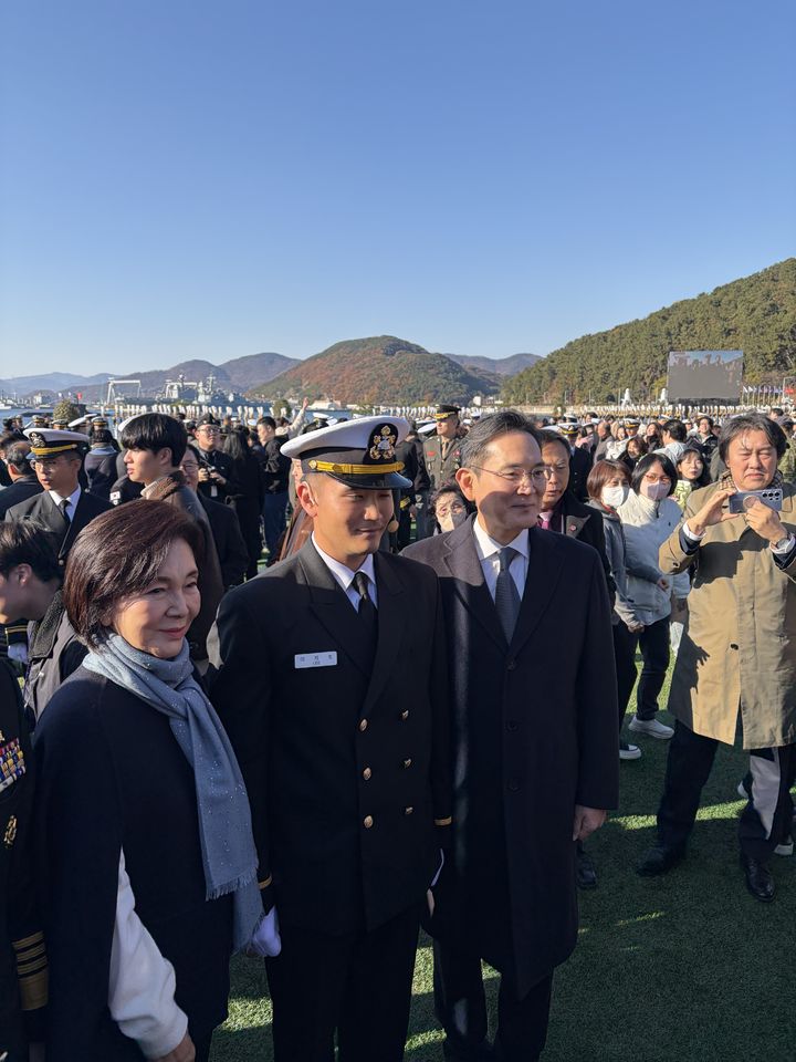 [진해=뉴시스]이재용 삼성전자 회장이 28일  오후 경남 창원시 진해구 해군사관학교에서 열린 제139기 해군 사관후보생 임관식에 참석해 장남 지호씨의 소위 임관을 축하했다. 이 회장과 홍라희 삼성미술관 리움 명예관장이 지호씨와 함께 사진 촬영하고 있다. (사진=공동취재단) photo@newsis.com  *재판매 및 DB 금지