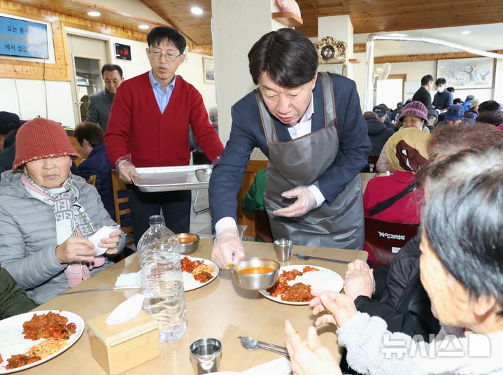 [전주=뉴시스]윤난슬 기자 = 바이전주우수업체협의회는 28일 노송동 (사)예손사랑나눔 무료급식소에서 우범기 전주시장과 함께 배식 봉사활동을 펼쳤다고 밝혔다. (사진=전주시 제공) 2025.11.28. photo@newsis.com 