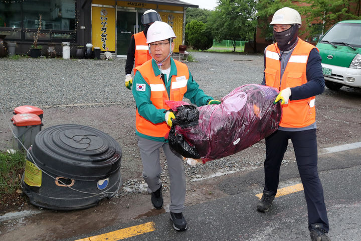 [광주=뉴시스] 박병규 광주 광산구청장이 생활폐기물 수거 현장을 찾아 종량제 봉투를 수거하고 있다. (사진 = 광주 광산구 제공) 2025.11.28. photo@newsis.com *재판매 및 DB 금지