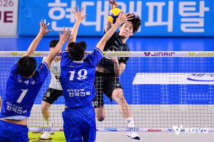 [서울=뉴시스] 남자 프로배구 현대캐피탈 김진영이 20일 천안유관순체육관에서 열린 진에어 2025~2026 V-리그 남자부 한국전력과의 경기에서 공격을 시도하고 있다. (사진=KOVO 제공) 2025.11.20.