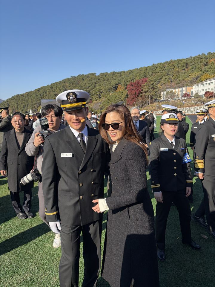 [진해=뉴시스]임세령 대상홀딩스 부회장이 28일  오후 경남 창원시 진해구 해군사관학교에서 열린 제139기 해군 사관후보생 임관식에 참석해 장남 지호씨의 소위 임관을 축하했다. (사진=공동취재단) photo@newsis.com  *재판매 및 DB 금지
