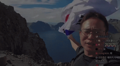 [뉴시스]지난 9월 중국 백두산 정상에서 태극기를 흔든 한 유튜버가 중국 공안 조사를 받고 풀려났다. (영상 = 시수기릿 유튜브 갈무리) *재판매 및 DB 금지