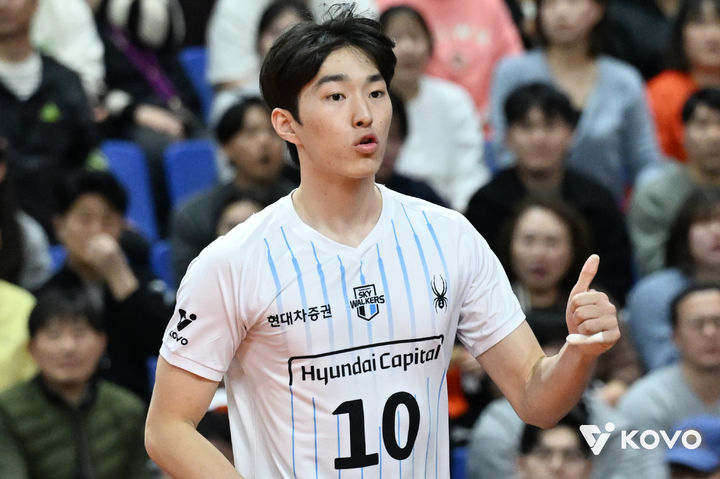 [서울=뉴시스] 남자 프로배구 현대캐피탈 김진영이 13일 부산강서체육관에서 열린 진에어 2025~2026 V-리그 남자부 OK저축은행과의 경기에서 득점에 성공한 뒤 기뻐하고 있다. (사진=KOVO 제공) 2025.11.13.