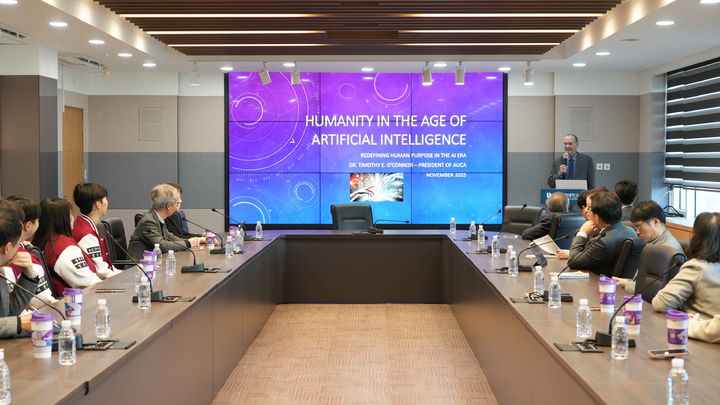 [울산=뉴시스] 울산과학대학교가 28일 동부캠퍼스 행정본관 2층 교무회의실에서 아메리칸 중앙아시아 대학교(AUCA·American University of Central Asia)의 티모시 E. 오코너(Dr. Timothy E. O'Connor) 총장을 초청해 글로벌 인사 초청 세미나를 개최했다. (사진=울산과학대 제공) 2025.11.28. photo@newsis.com *재판매 및 DB 금지