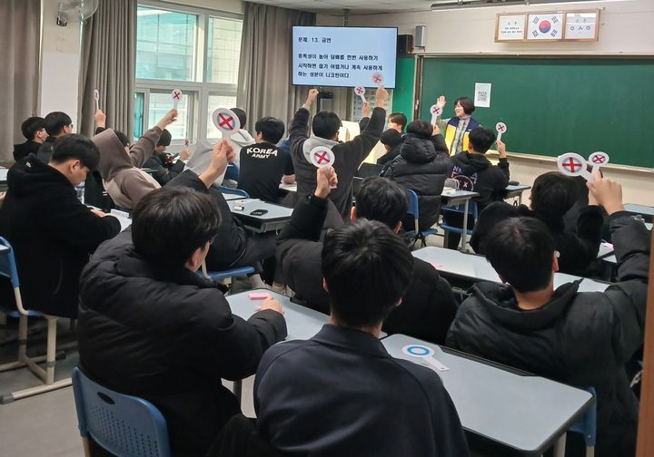 [서울=뉴시스] 강북구 내 고등학교 교실에서 수능 후 체험형 흡연·음주·마약 예방 프로그램이 진행되고 있다. 2025.11.28. (사진=강북구 제공) *재판매 및 DB 금지