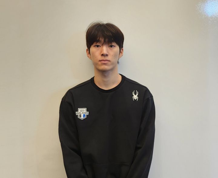 [천안=뉴시스] 박윤서 기자 = 남자 프로배구 현대캐피탈 김진영이 25일 천안 캐슬 오브 스카이워커스에서 뉴시스와 인터뷰를 진행한 뒤 사진 촬영에 임하고 있다. 2025.11.25. donotforget@newsis.com *재판매 및 DB 금지