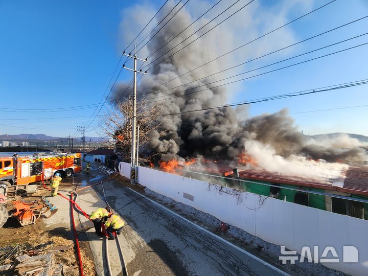 [양주=뉴시스] 화재 현장. (사진=경기도북부소방재난본부 제공) 2025.11.28 photo@newsis.com
