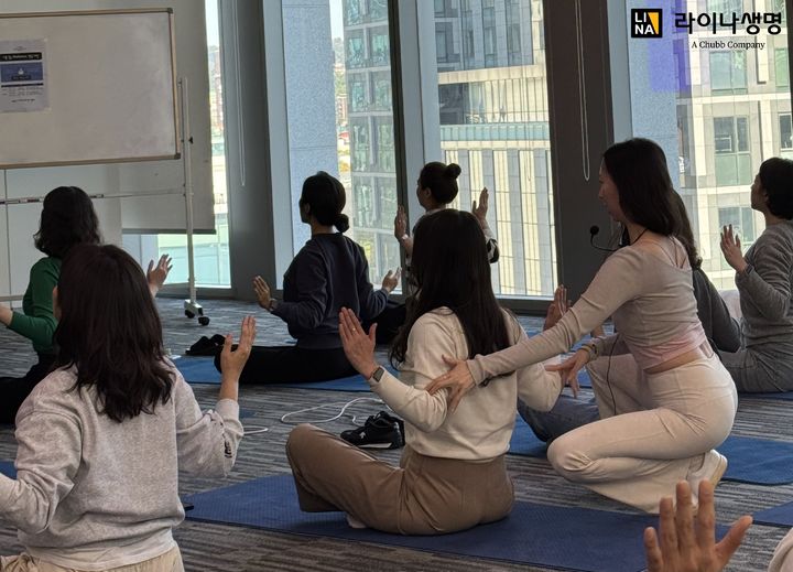[서울=뉴시스] 라이나생명 웰니스 프로그램 진행 장면. (사진=라이나생명 제공) 2025.11.28. mymmnr@newsis.com *재판매 및 DB 금지