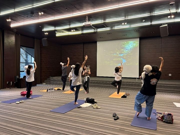 [서울=뉴시스] 켄싱턴리조트 충주 펫 요가 프로그램.(사진=이랜드파크 제공) *재판매 및 DB 금지