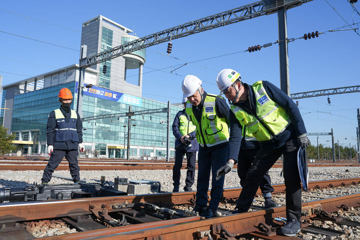 [서울=뉴시스] 공항철도는 28일 인천 중구 용유차량기지에서 겨울철 한파와 폭설 등 기상 악화에 대비해 선로전환기, 신호기 등 신호 분야 주요 설비에 대한 특별점검을 시행했다고 밝혔다. 사진은 이날 임근식 공항철도 부사장오른쪽에서 두 번째)이 선로전환기 및 눈녹임장치를 점검하는 모습. 2025.11.28. (사진=공항철도 제공) photo@newsis.com *재판매 및 DB 금지