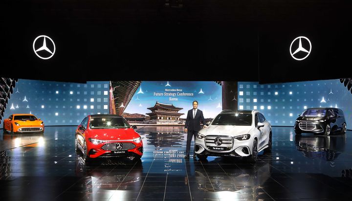 [서울=뉴시스] 메르세데스-벤츠 그룹 AG 올라 칼레니우스 CEO와 4종의 전동화 모델. (사진=메르세데스-벤츠 코리아 제공) photo@newsis.com *재판매 및 DB 금지