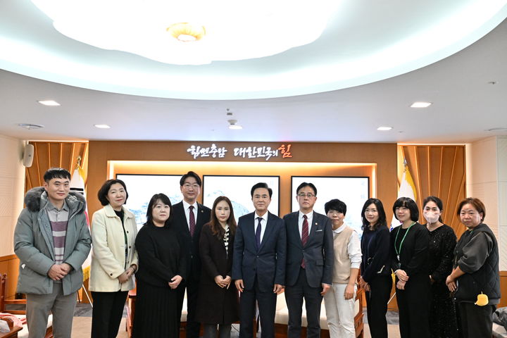 [홍성=뉴시스] 김태흠 충남도지사가 28일 천안시 불당동 학부모 대표들과 간담회를 가졌다. (사진=충청남도 제공) 2025.11.28 photo@newsis.com *재판매 및 DB 금지