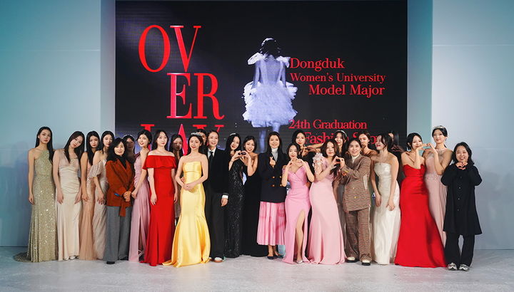 [서울=뉴시스] 동덕여대 모델전공의 제24회 졸업패션쇼 '오버레이'에서 학생들과 교수진, 관계자들이 기념사진을 촬영하고 있다. (사진=동덕여대 제공) 2025.11.28. photo@newsis.com *재판매 및 DB 금지