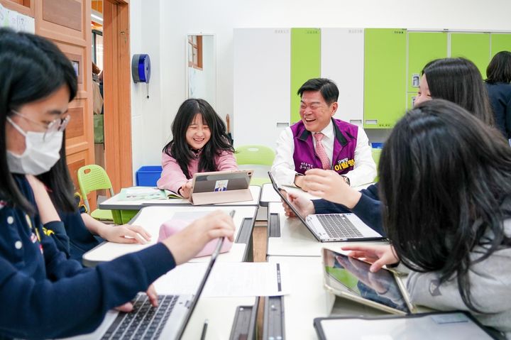 [서울=뉴시스] 지난 5월 휘경여자중학교에서 진행된 'IB 공개 참관수업 및 수업 나눔 평가회'에 참석한 이필형 동대문구청장. 2025.11.28. (사진=동대문구 제공) *재판매 및 DB 금지