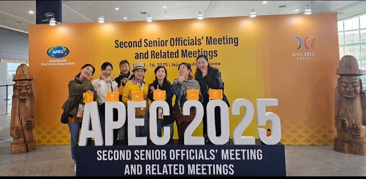 [서울=뉴시스] 서복달(왼쪽 다섯 번째)씨가 소속된 시각장애무용단 룩스빛아트컴퍼니 멤버들이 APEC 2025 공연 기념 촬영을 하는 모습 (사진=룩스빛아트컴퍼니 제공) 2025.11.28. photo@newsis.com *재판매 및 DB 금지