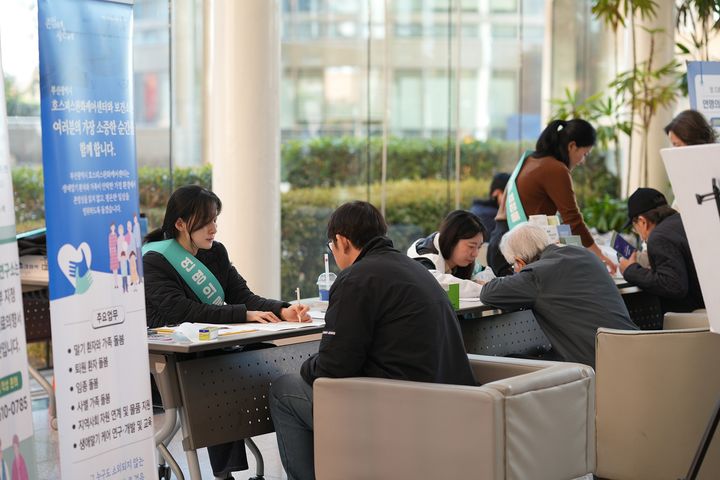 [부산=뉴시스] 동남권원자력의학원은 내원 환자와 보호자를 대상으로 연명의료 결정 제도 홍보 캠페인을 진행하고 있다. (사진=동남권원자력의학원 제공) 2025.11.28. photo@newsis.com *재판매 및 DB 금지