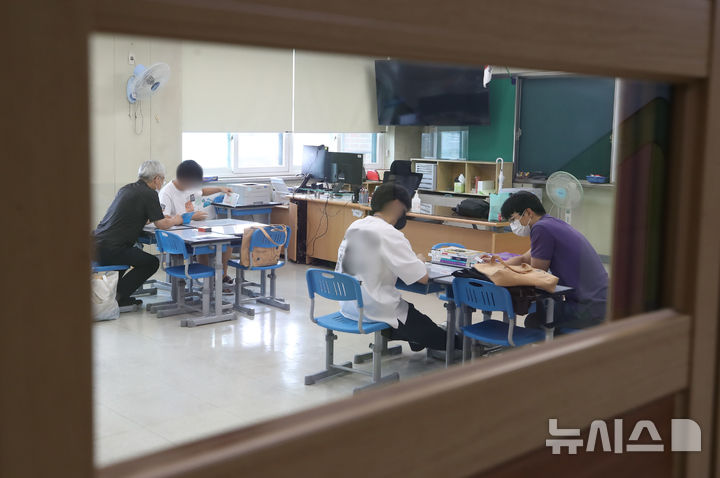 [서울=뉴시스] 조수정 기자 = 2022년 8월 서울 노원구 당현초등학교에서 열린 여름방학학교에서 서울지역 탈북 학생들이 선생님과 1대1 멘토링 형식으로 맞춤형 학습 지원을 받고 있다. 2022.08.01. chocrystal@newsis.com